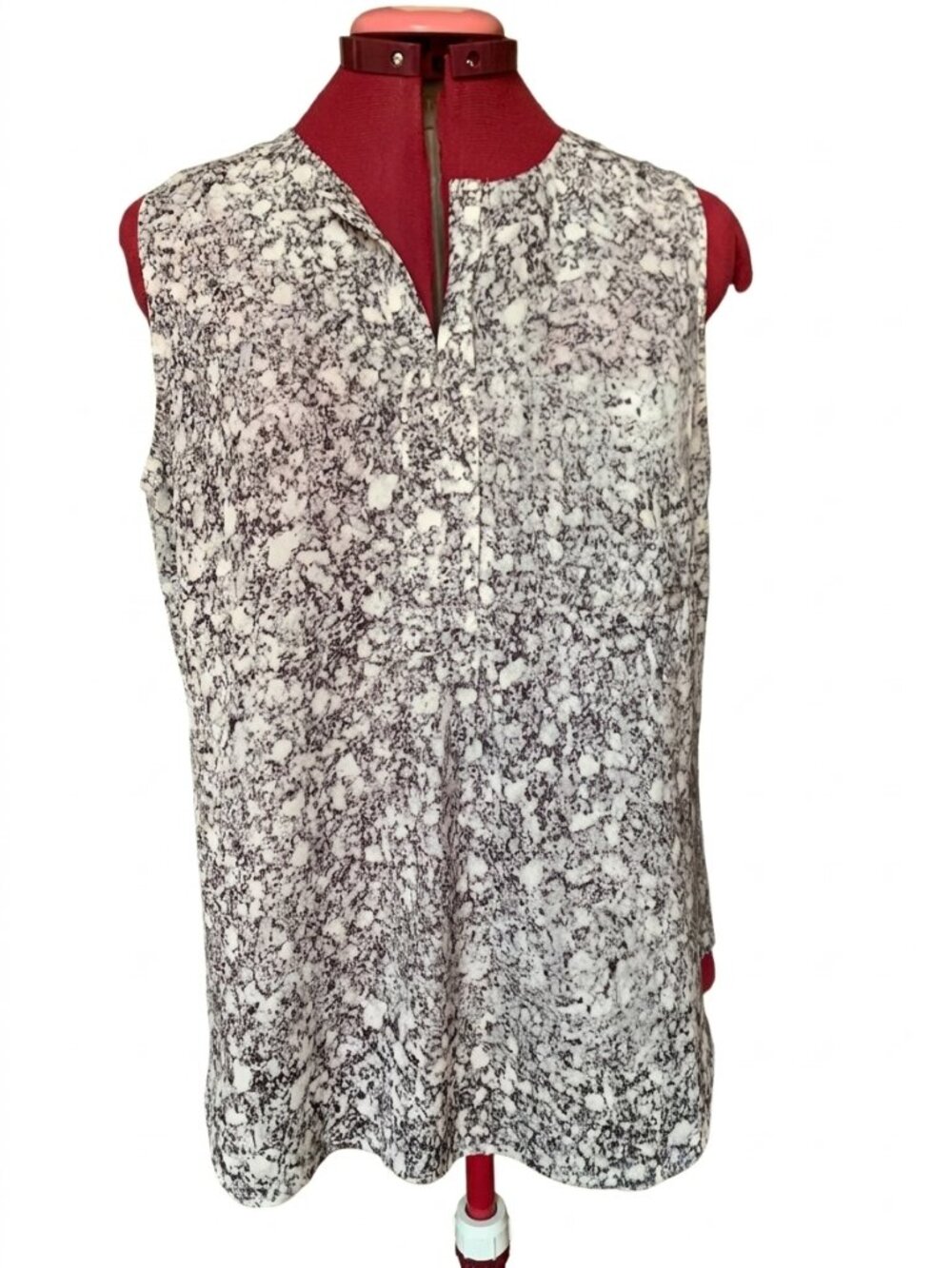 Willow & Thread - Workwear Black & White Speckled V-Notch Tank Top – Size Large